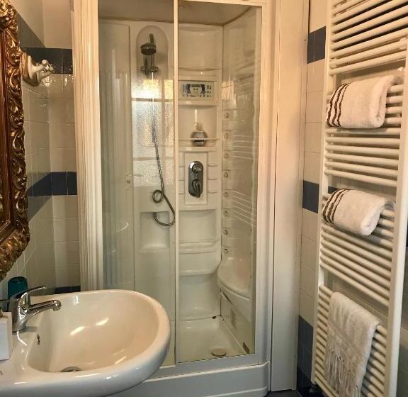 اتاق خانوادگی با چشم‌انداز استخر, B&b Villa Botto
