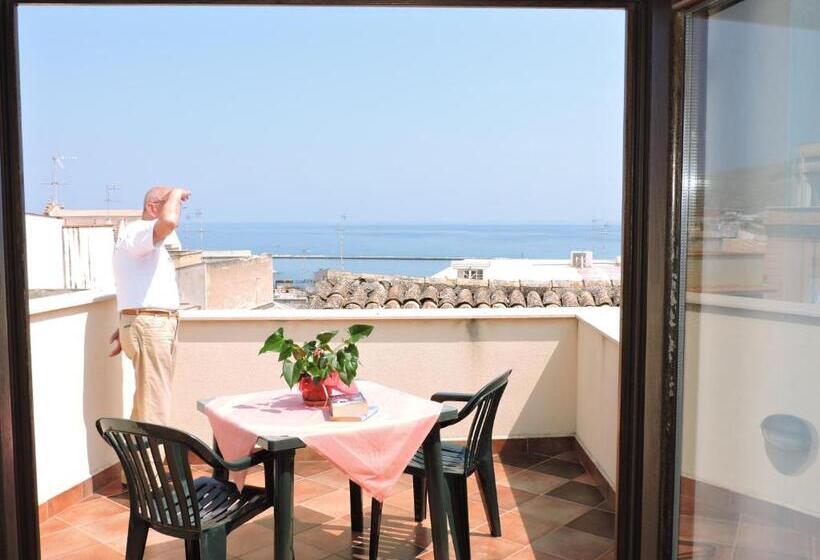 اتاق استاندارد با بالکن و چشمانداز دریا, Aziyz Camere