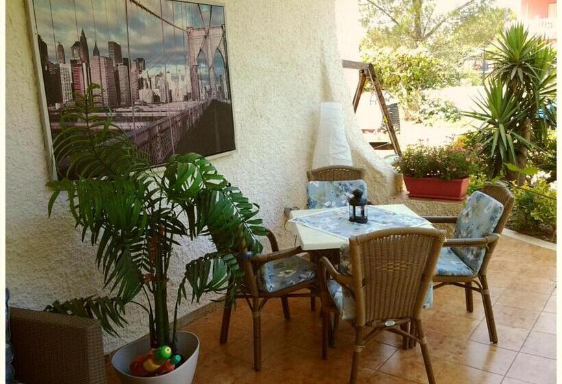 חדר סטנדרט לשלושה עם נוף לגינה, Casa Surlamer