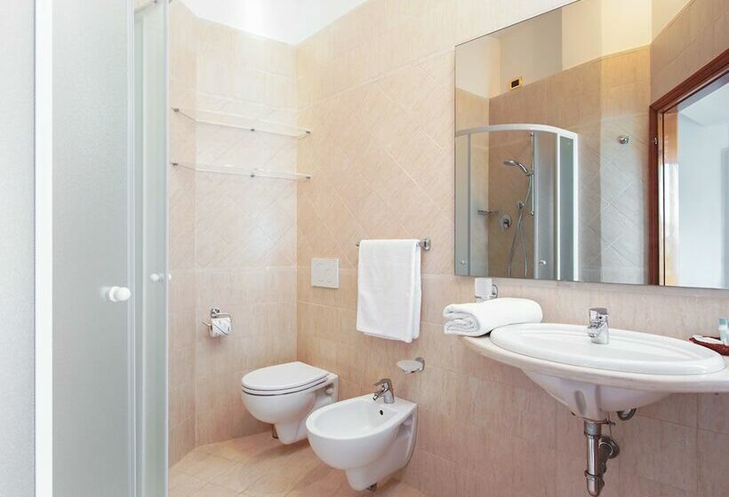 اتاق استاندارد سه تخته با بالکن, Caravelle