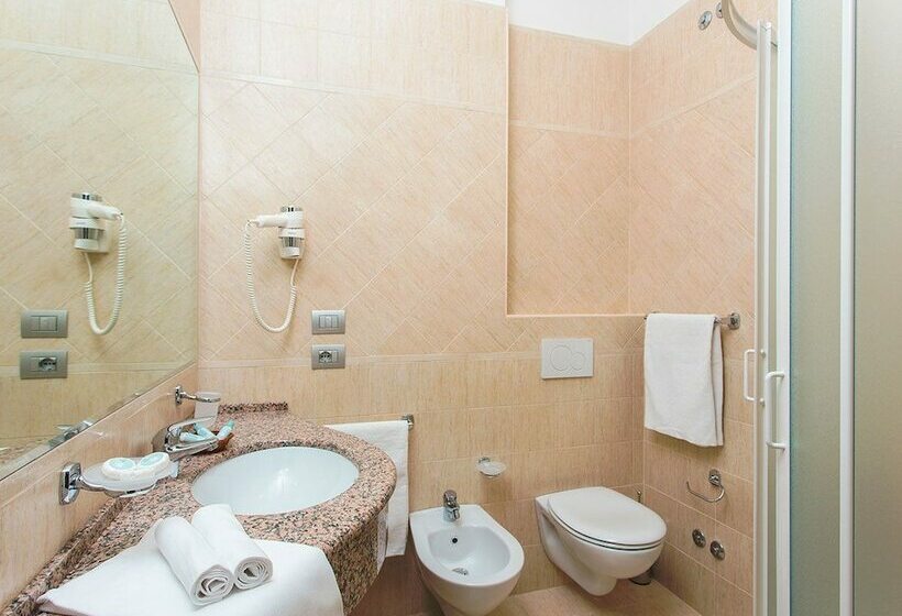 اتاق استاندارد چهارنفره با بالکن, Caravelle