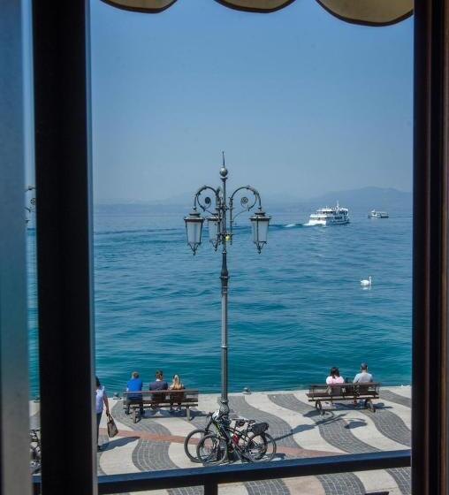 Superior room with lake view, Miralago