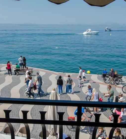 Superior room with lake view, Miralago