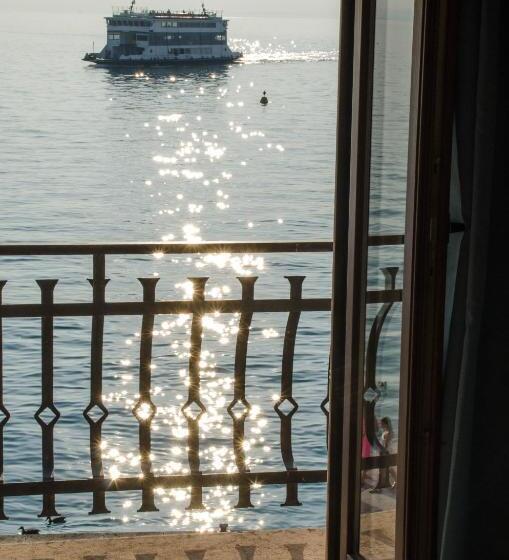 Superior room with lake view, Miralago