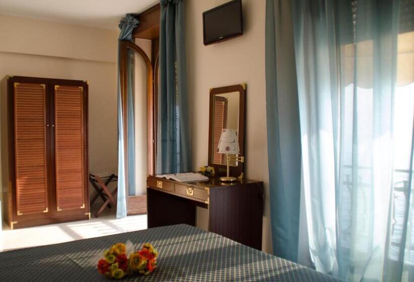 Superior room with lake view, Miralago