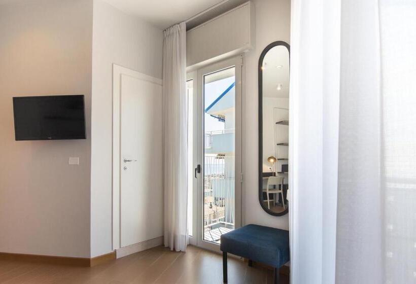 اتاق لوکس با چشم‌انداز دریا, Montecarlo 3 Stelle Superior