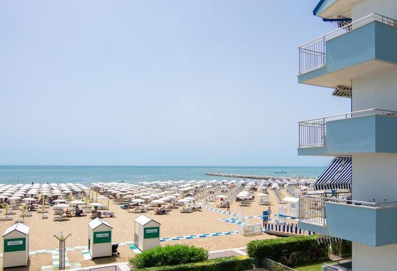 اتاق لوکس با چشم‌انداز دریا, Montecarlo 3 Stelle Superior