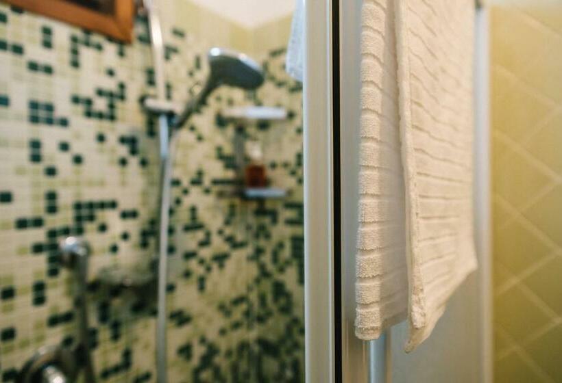 חדר סטנדרט, Nilde