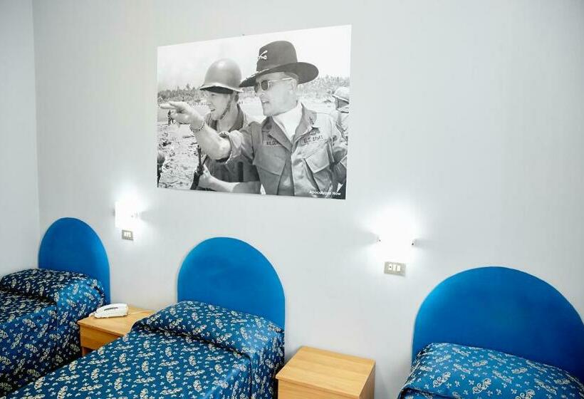 חדר סטנדרט לשלושה, Ospite Inatteso