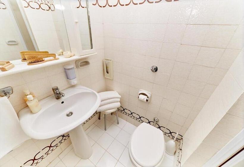 חדר משפחתי, Ospite Inatteso