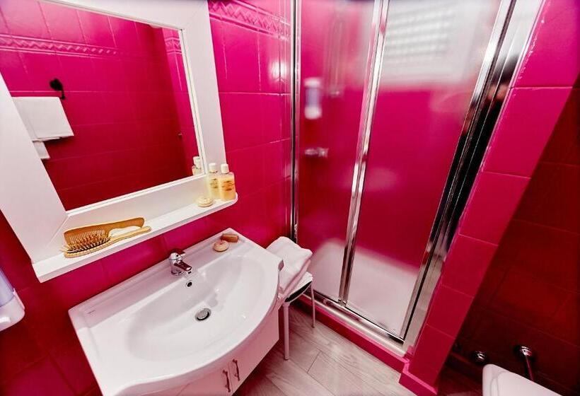 חדר דלוקס, Ospite Inatteso