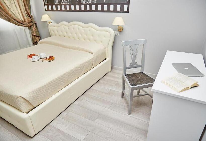 חדר דלוקס, Ospite Inatteso