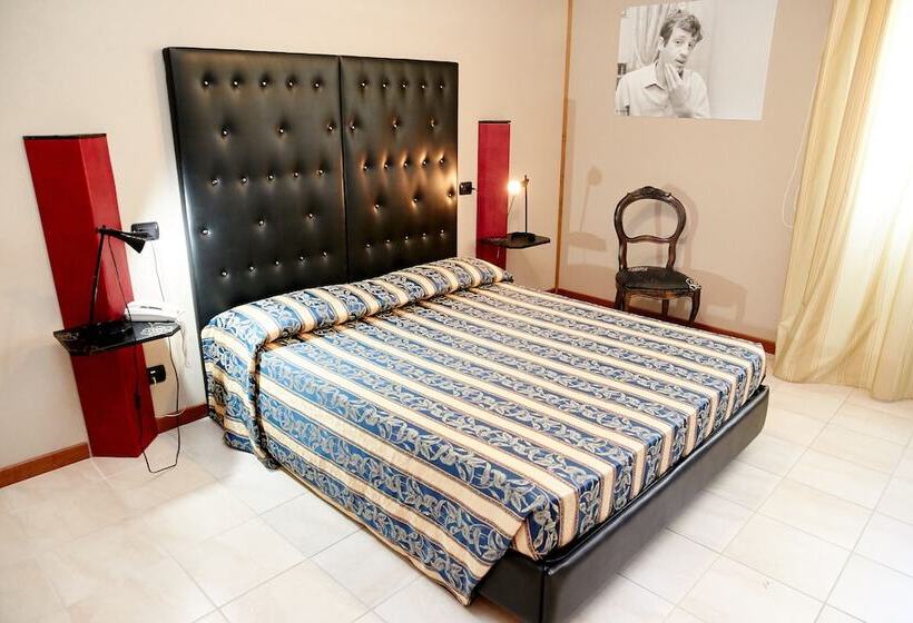 חדר דלוקס, Ospite Inatteso