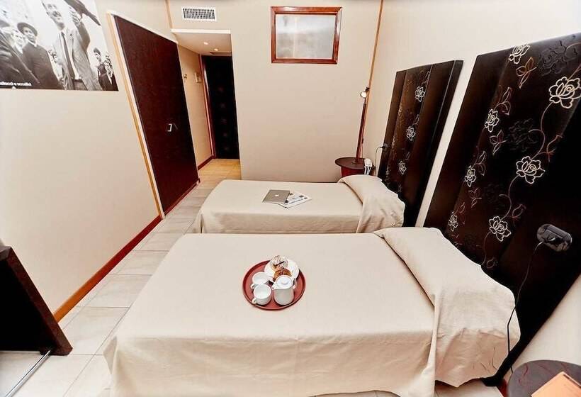 חדר סטנדרט לשלושה, Ospite Inatteso