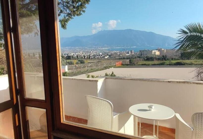 חדר סופריור עם נוף לים ומרפסת, B&b Il Giardino Di Villa Anna