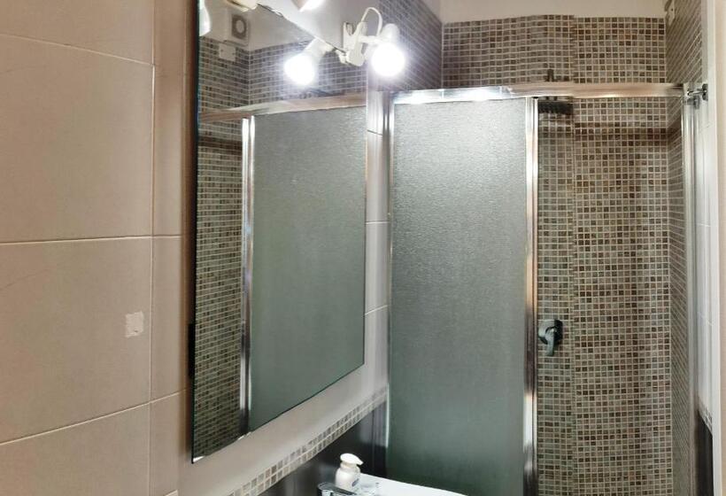 استودیوی لوکس, Domatia