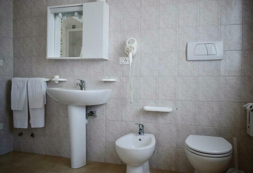 带阳台的三人标准间, La Lanterna