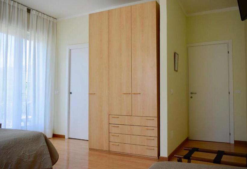 带阳台的三人标准间, La Lanterna