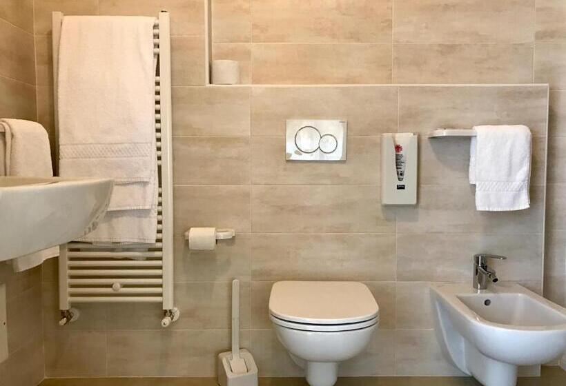 带阳台的三人标准间, La Lanterna