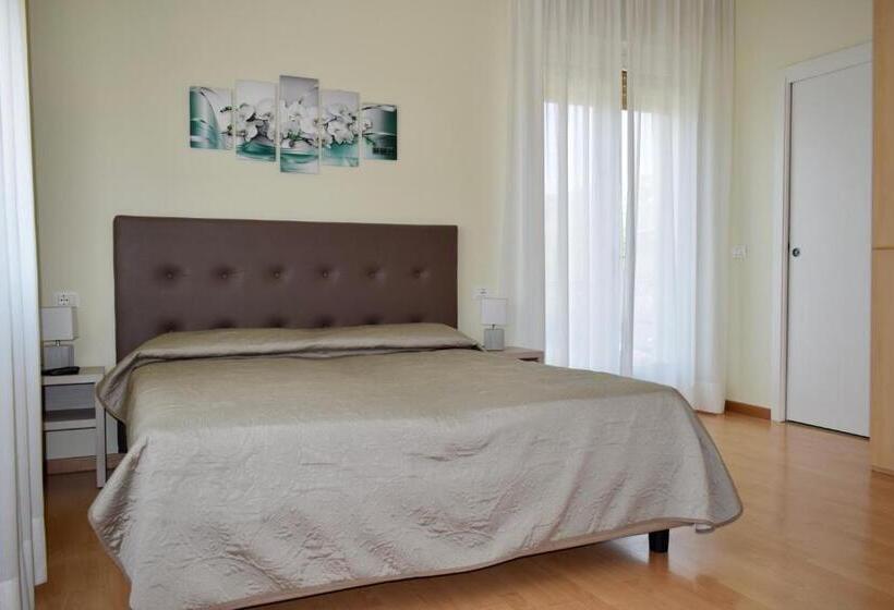 带阳台的三人标准间, La Lanterna