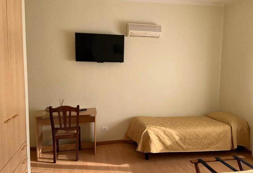 带阳台的三人标准间, La Lanterna