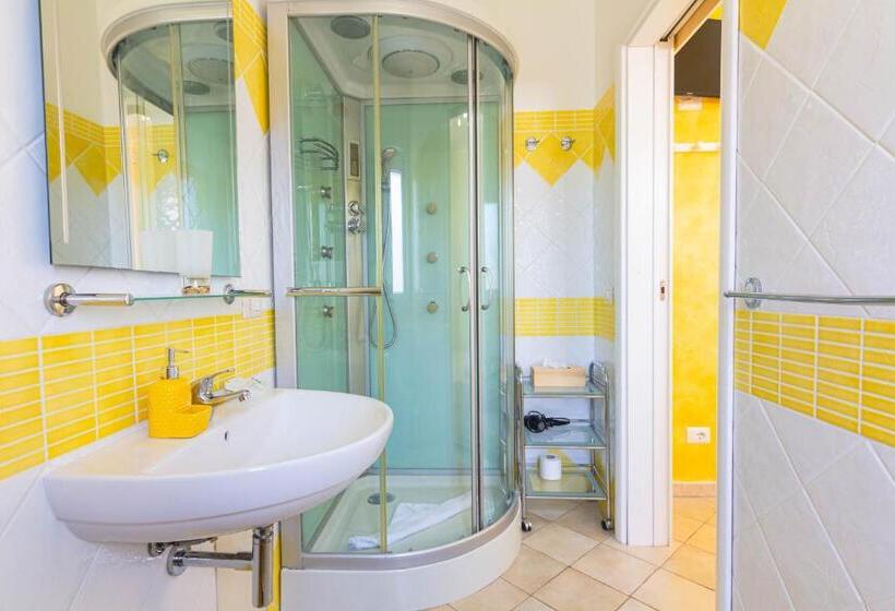 Студио Стандарт Вид на Сад, Roccabianca Rooms & Studios