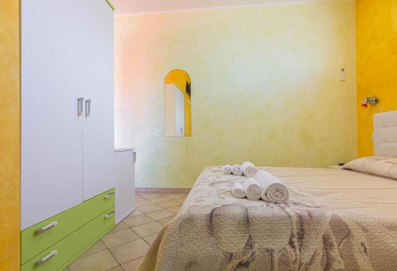 Студио Стандарт Вид на Сад, Roccabianca Rooms & Studios