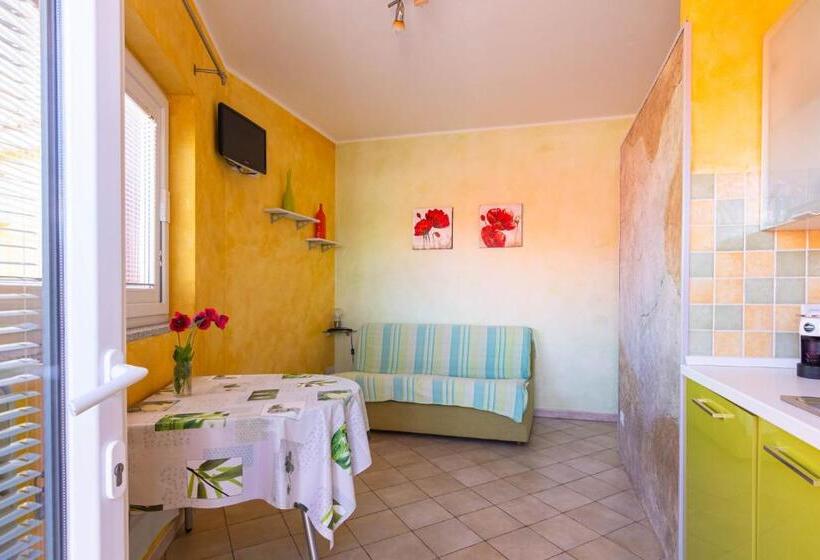 Студио Стандарт Вид на Сад, Roccabianca Rooms & Studios