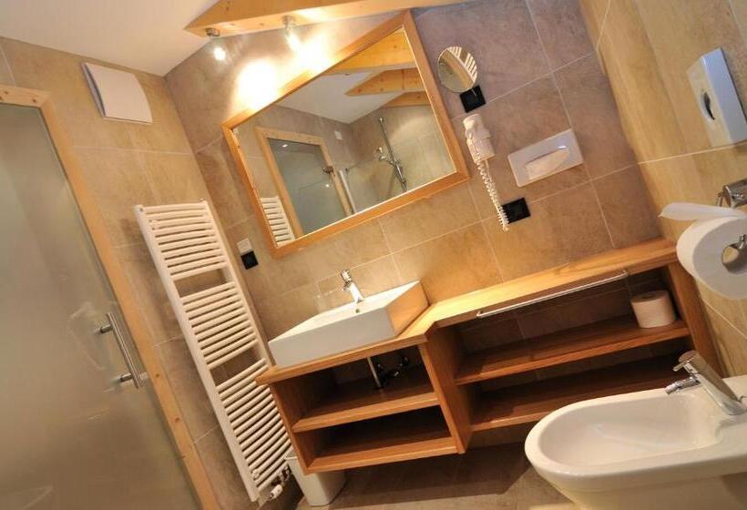 수피리어 룸, Arnaria