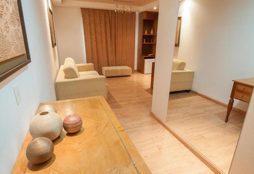 带按摩浴盆的套房, Jacques Georges Tower