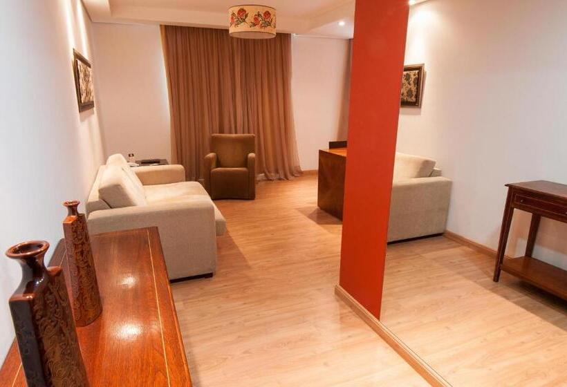 带按摩浴盆的套房, Jacques Georges Tower