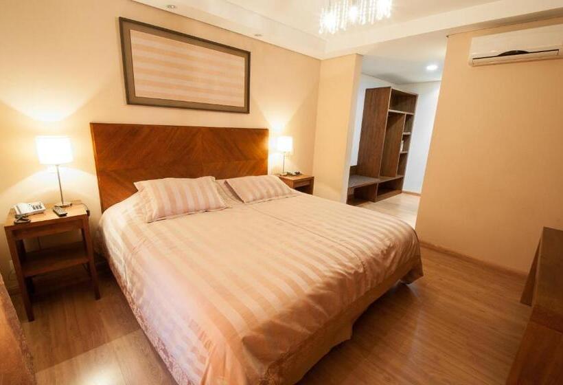 带按摩浴盆的套房, Jacques Georges Tower