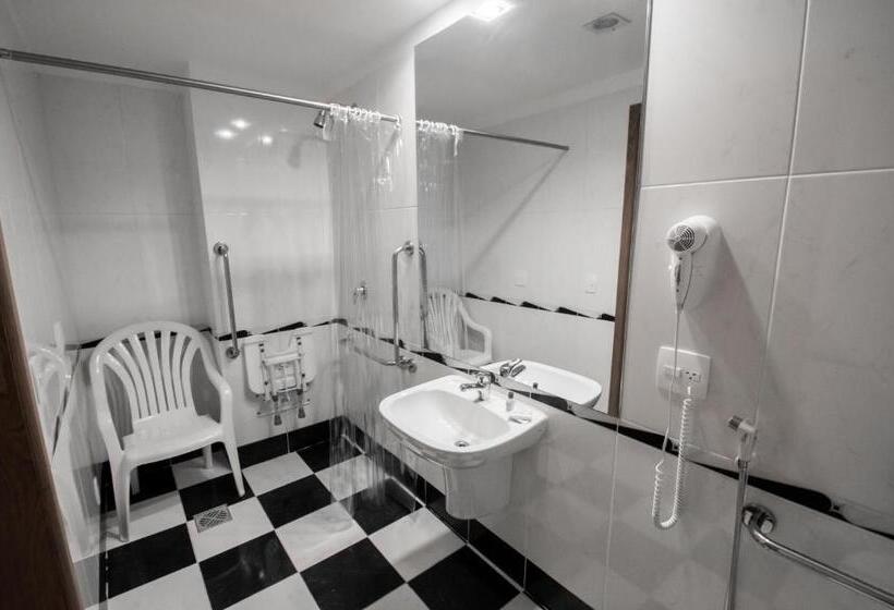 适合残疾人使用的标准间, Jacques Georges Tower