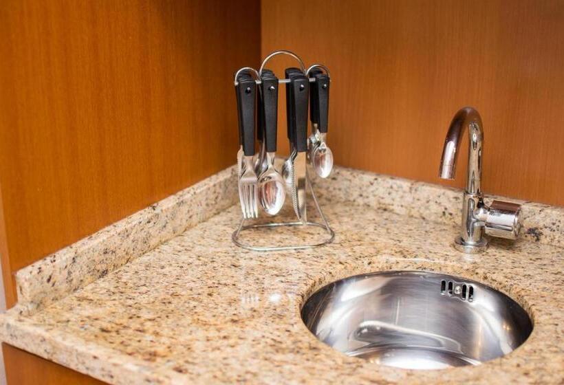 适合残疾人使用的标准间, Jacques Georges Tower