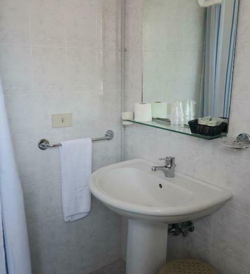 חדר לארבעה סטנדרטי עם מרפסת, Laura