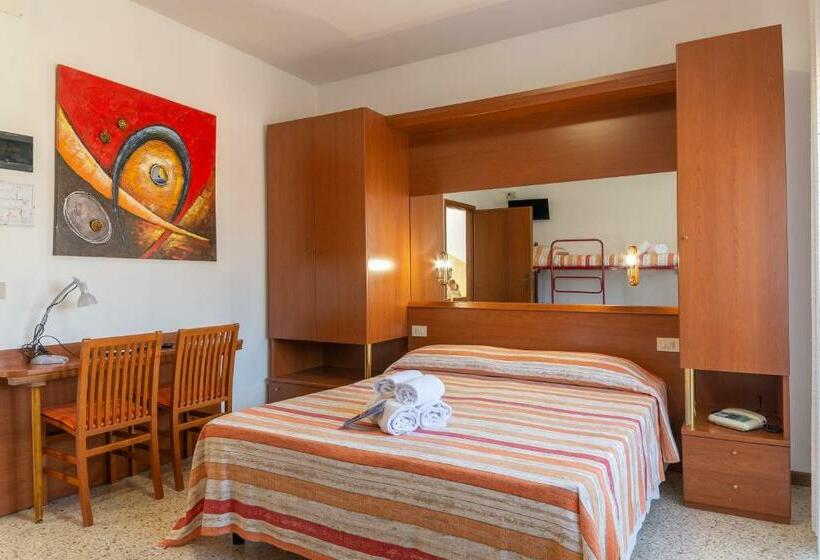 חדר לארבעה סטנדרטי עם מרפסת, Laura