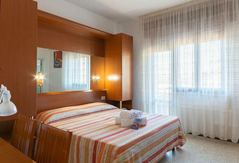 חדר לארבעה סטנדרטי עם מרפסת, Laura