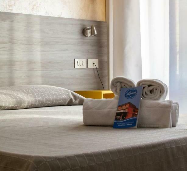 חדר סטנדרט לשלושה, Laura