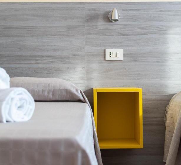 חדר סטנדרט לשלושה, Laura