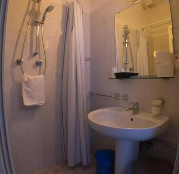 スタンダードトリプルルーム, Laura
