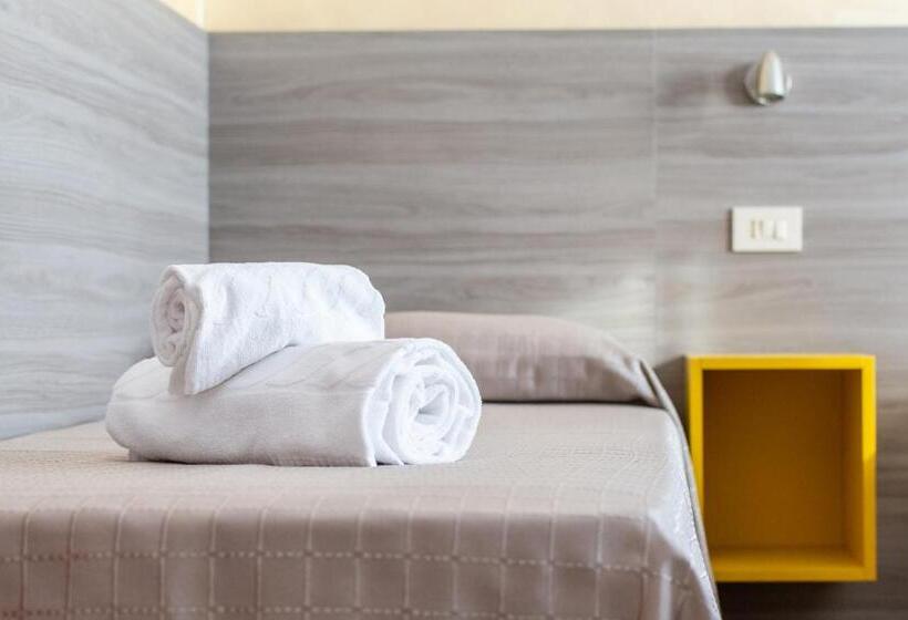 חדר סטנדרט לשלושה, Laura