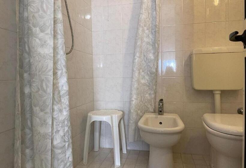 חדר סטנדרט, Laura