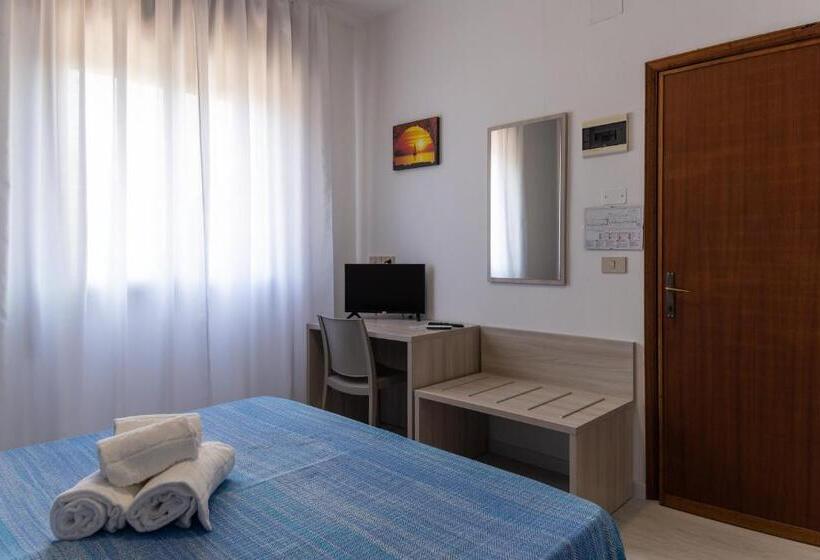 חדר סטנדרט, Laura