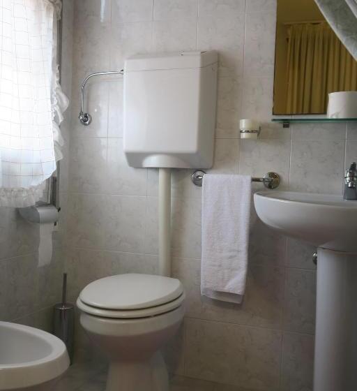 חדר סטנדרט יחיד, Laura