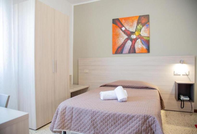 חדר סטנדרט יחיד, Laura