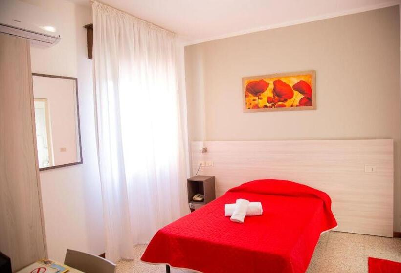 חדר סטנדרט יחיד, Laura