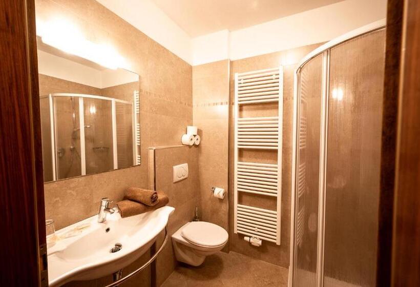 标准三人间, Rierhof