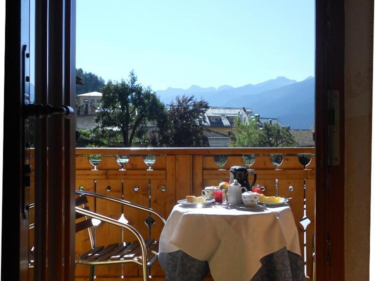 带阳台标准四人间, Salvanel