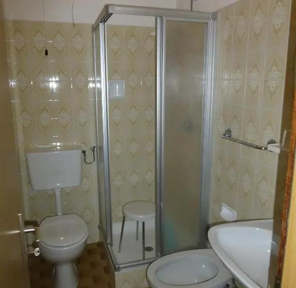 اتاق خانوادگی, San Giovanni