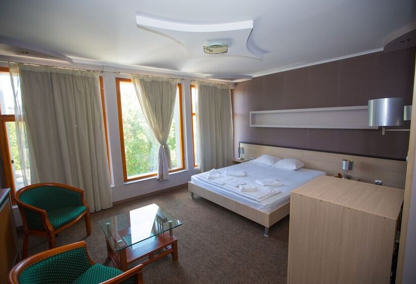 スーペリアールーム, Ustra